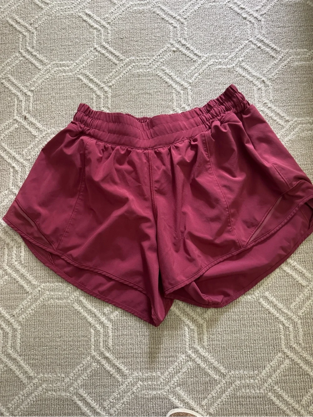 Lululemon women’s Berry Hotty hot shorts 2.5 size 8